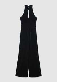 Combinaison en velours noir avec un col halter, dotée d'une découpe frontale et d'un pantalon large et fluide. Texture lisse et style minimaliste.