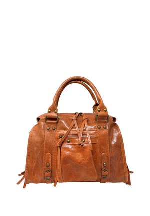 Borsa a mano in pelle marrone con doppi manici, tasca frontale con cerniera, cinturini decorativi, fibbie e borchie in ottone su sfondo bianco.