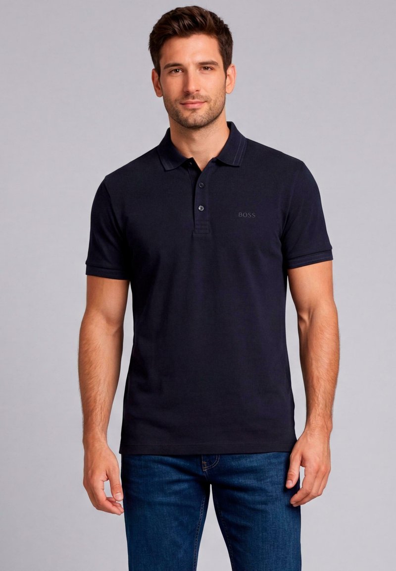 Polo bleu marine en coton, avec un col classique et des manches courtes, arborant un logo discret sur la poitrine et un ourlet droit.