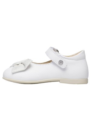 Scarpe in pelle bianca con punta arrotondata, un accento a forma di fiocco argento e una fascia in velcro. Suola testurizzata per una migliore aderenza.