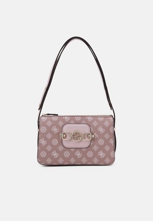 Sac à main rectangulaire mauve avec motif rose clair, fermoir argenté et une seule bandoulière noire réglable.