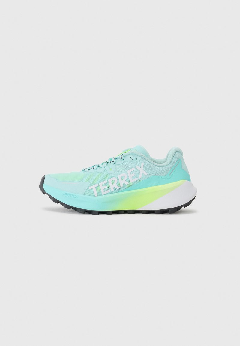 Türkiser Laufschuh mit einem leichten Mesh-Obermaterial, weißem "TERREX"-Branding, einer dicken, mehrfarbigen Sohle und einer strukturierten schwarzen Außensohle.