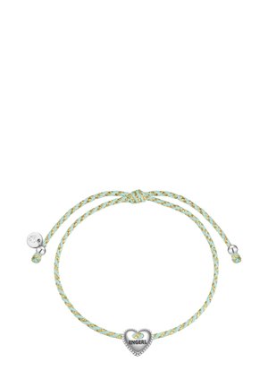 Bracelet ajustable comportant des fils entrelacés bleu clair et dorés, avec un charm en argent en forme de cœur gravé de "ENGERL".