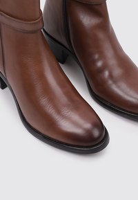 Sandra Fontán JONAK - Bottines de cowboy / motard - camel