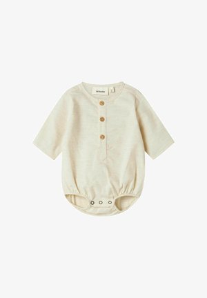 Bodi de bebé color crema con mangas largas, tres botones de madera en el cuello y cierres a presión en la parte inferior. Tela suave y texturizada.
