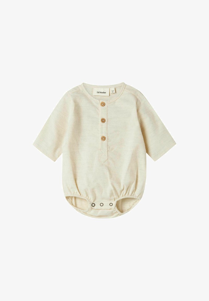 Kremfarget babybodysuit med lange ermer, tre treknapper ved halsen og trykknapper i bunnen. Myk, teksturert stoff.