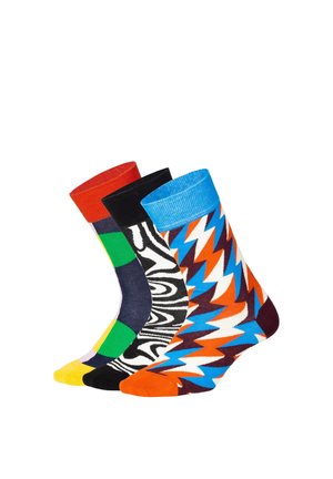 Quatre paires de chaussettes colorées : rouges, noires, bleues et à motifs de zigzags et de rayures en couleurs vives ; en mélange de coton, longueur mi-mollet.
