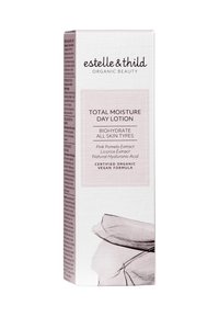 La boîte de la lotion de jour Total Moisture, blanche avec une finition texturée, présente des accents roses et une illustration florale. Contient du texte détaillant les ingrédients.