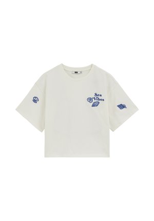 Balti trumpomis rankovėmis trumpintas marškinėlis su mėlynais kriauklių piešiniais ir tekstu „Sea Vibes“ ant krūtinės ir rankovių.