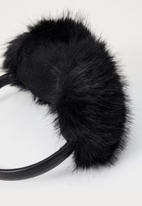 Zwarte nepbont oorkappen op een zwarte rubberen hoofdband. De oorkappen zijn rond met een zachte, fluffy textuur en een gladde afwerking op de band.
