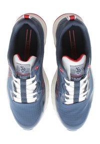 Mörkblå sportskor med en strukturerad ovandel, vita snören, röda accenter och en U.S. Polo Assn. logotyp på tungan och sidan.