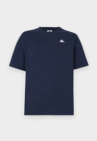 Camiseta de manga corta azul marino con cuello redondo, con un pequeño logotipo blanco de dos figuras sentadas de espaldas en la parte superior del pecho izquierdo.