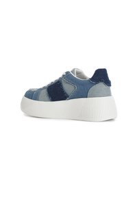 Sneakers in denim con un mix di pannelli di tessuto blu chiaro e scuro, suola in gomma bianca e dettagli sfrangiati, con chiusura a lacci.