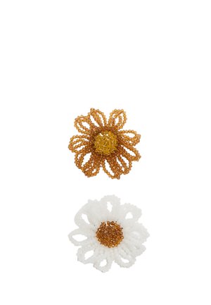 Perleblomsterstil: én orange-brun blomst med en gul midte og én hvid blomst med en brun midte. Intrikat perledesign.