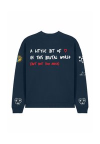 Felpa blu navy con scollo rotondo, con testo bianco e rosso sulla schiena e disegni grafici sulle maniche. Materiale morbido, vestibilità rilassata.