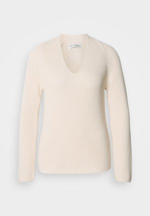 Krémový pletený svetr s výstřihem do V, dlouhými rukávy a žebrovanou texturou, který má volný střih a žádný viditelný vzor nebo akcenty.