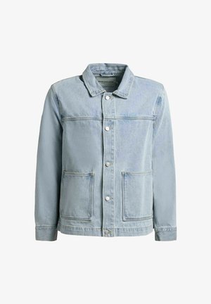 Gaiši zila džinsa jaka ar pogu stiprinājumu priekšpusē, diviem priekšējiem kabatām, garām piedurknēm un smailu apkakli.