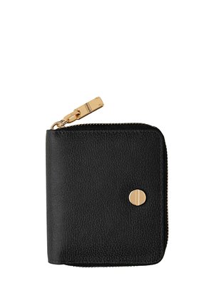 Portefeuille en cuir noir texturé avec fermeture éclair dorée et petit bouton rond doré sur le devant, fermé, isolé sur fond blanc.