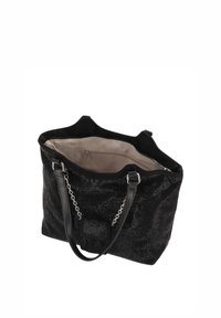 Bolso tote negro con exterior texturizado, con una correa de hombro con detalles de cadena y un interior de tela beige con un bolsillo con cremallera.