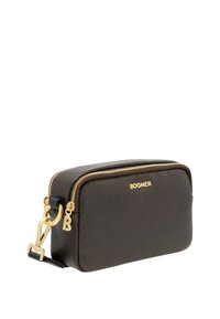 Borsa nera in pelle con superficie testurizzata, accessori in oro e chiusura con zip. Presenta un moschettone laterale e un accento con il logo "B". Forma rettangolare compatta.