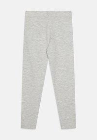 Szürke pamut leggings sima textúrával, testhezálló szabással, látható minták vagy díszítések nélkül, rugalmas derékpánttal.