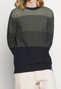 Maglione con scollo rotondo, design a righe in verde scuro e blu navy, motivo a maglia testurizzato, polsini e orlo a costine.