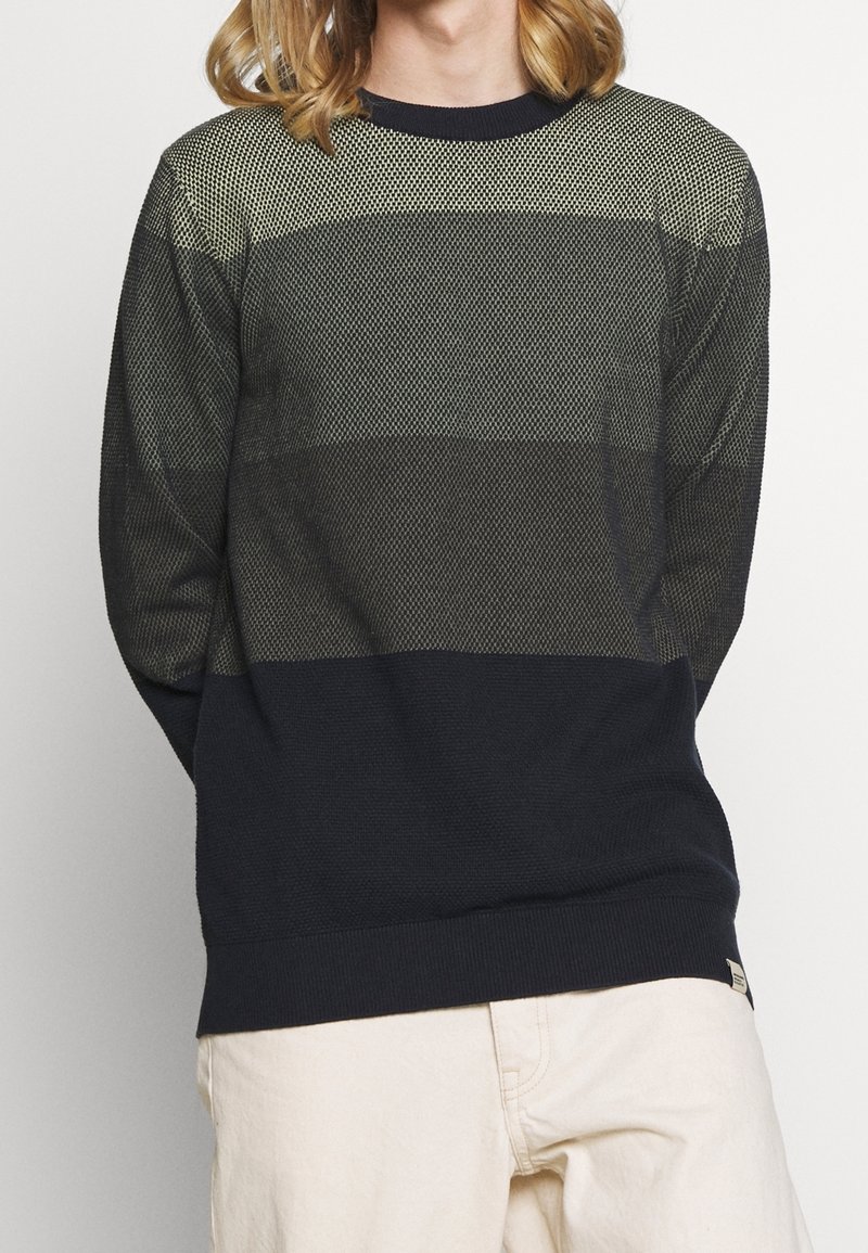 Maglione con scollo rotondo, design a righe in verde scuro e blu navy, motivo a maglia testurizzato, polsini e orlo a costine.