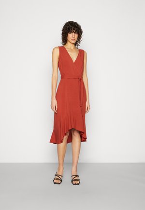 Vestido envolvente de cor ferrugem com decote em V e bainha assimétrica. Feito de tecido suave, apresenta um laço na cintura e sem mangas.