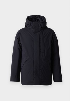 Casaco acolchoado azul-marinho com colarinho alto e capuz. Apresenta dois bolsos frontais e um bolso de peito com fecho éclair. Tecido lisinho e resistente à água.