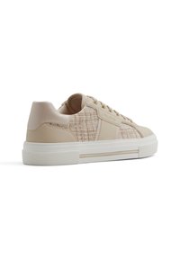 Beige sneakers med en texturerad tyg och släta läderpaneler, med gyllene öglor, en vit gummisula och subtil märkning på sidan.
