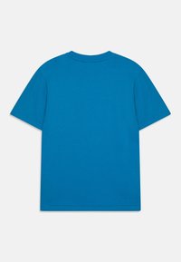 Tyrkysové bavlněné tričko s krátkým rukávem, kulatým výstřihem a jednoduchým designem. Zadní strana je bez potisků nebo ozdob.