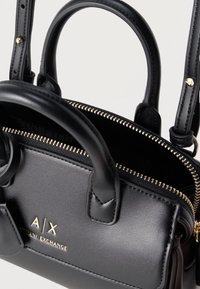 Μαύρη δερμάτινη τσάντα Armani Exchange με χρυσό φερμουάρ και λογότυπο, με δύο λαβές και ρυθμιζόμενο ιμάντα ώμου με χρυσά καρφιά.