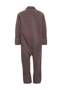 Fleece onesie in een gedempt bruine kleur, met lange mouwen, een kraag en omslagmanchetten, ontworpen voor warmte en comfort.