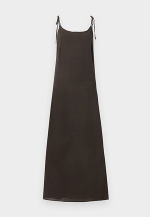 Robe maxi noire sans manches avec fines bretelles aux épaules et un décolleté droit sur un fond uni.
