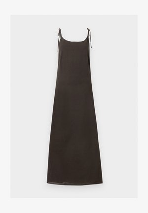 Robe maxi noire sans manches avec fines bretelles aux épaules et un décolleté droit sur un fond uni.