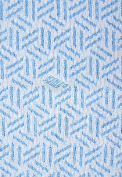 Tessuto lavorato a maglia con un motivo geometrico ripetitivo in azzurro chiaro e bianco, con un piccolo etichetta blu con logo nell'angolo in basso.