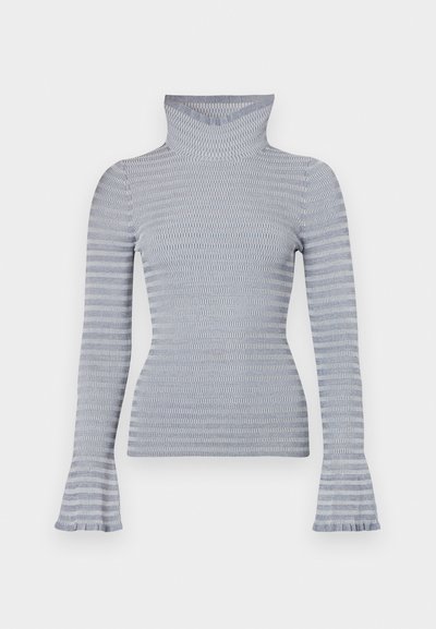 Hele halli ja valge triibuline ribi turtleneck särk, millel on pikad varrukad ja peened laienevad mansetid valge tausta taustal.