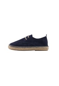 Espadrilla in suede blu marino con cuciture chiare, punta arrotondata e suola in corda di juta. Presenta due aperture per le lacci per una vestibilità sicura.