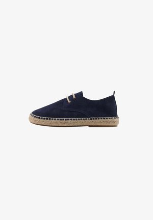 Espadrile din suede bleumarin cu cusături deschise, vârf rotund și talpă din sfoară de jute. Prezintă două deschideri pentru șireturi pentru o fixare sigură.