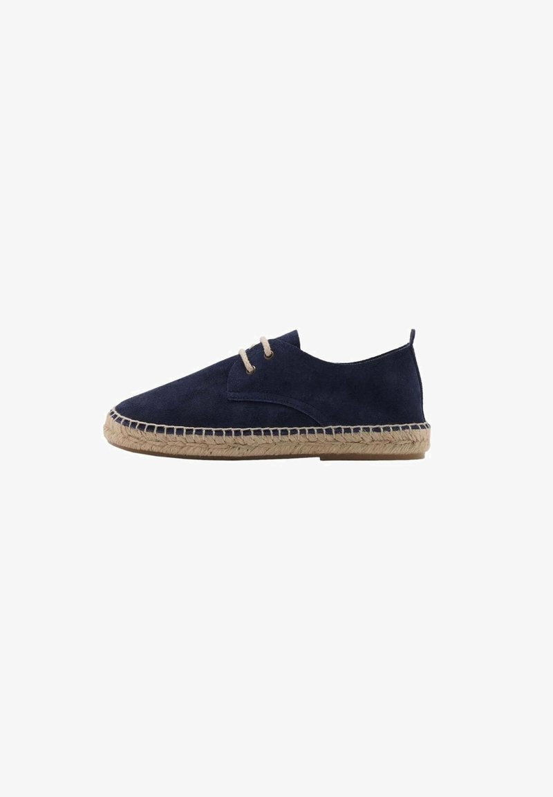 Espadrilla in suede blu marino con cuciture chiare, punta arrotondata e suola in corda di juta. Presenta due aperture per le lacci per una vestibilità sicura.