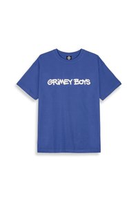 Camiseta de algodón azul con mangas cortas y cuello redondo. Presenta "GRIMEY BOYS" en texto blanco en negrita a lo largo del pecho. Diseño sencillo, color sólido.