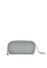 Funda de lápices de tela gris con forma rectangular, cierre de cremallera y un lazo lateral para transportarla. El acabado texturizado mejora el agarre.