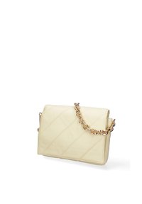 Borsa a tracolla in pelle crema trapuntata con catena dorata. Presenta una forma rettangolare e una texture liscia con cuciture diagonali.