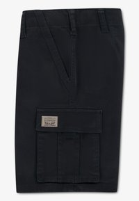 Pantaloni scurți cargo negri din bumbac. Prezintă față plată, buzunar lateral cargo și o etichetă mică cu brand-ul pe talie. Textură netedă a țesăturii.