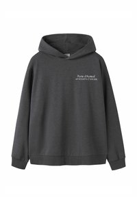 Grå hættetrøje med forreste lomme, med hvid tekst "Porte d'Auteuil" og koordinater. Fremstillet af et blødt, tekstureret stof.