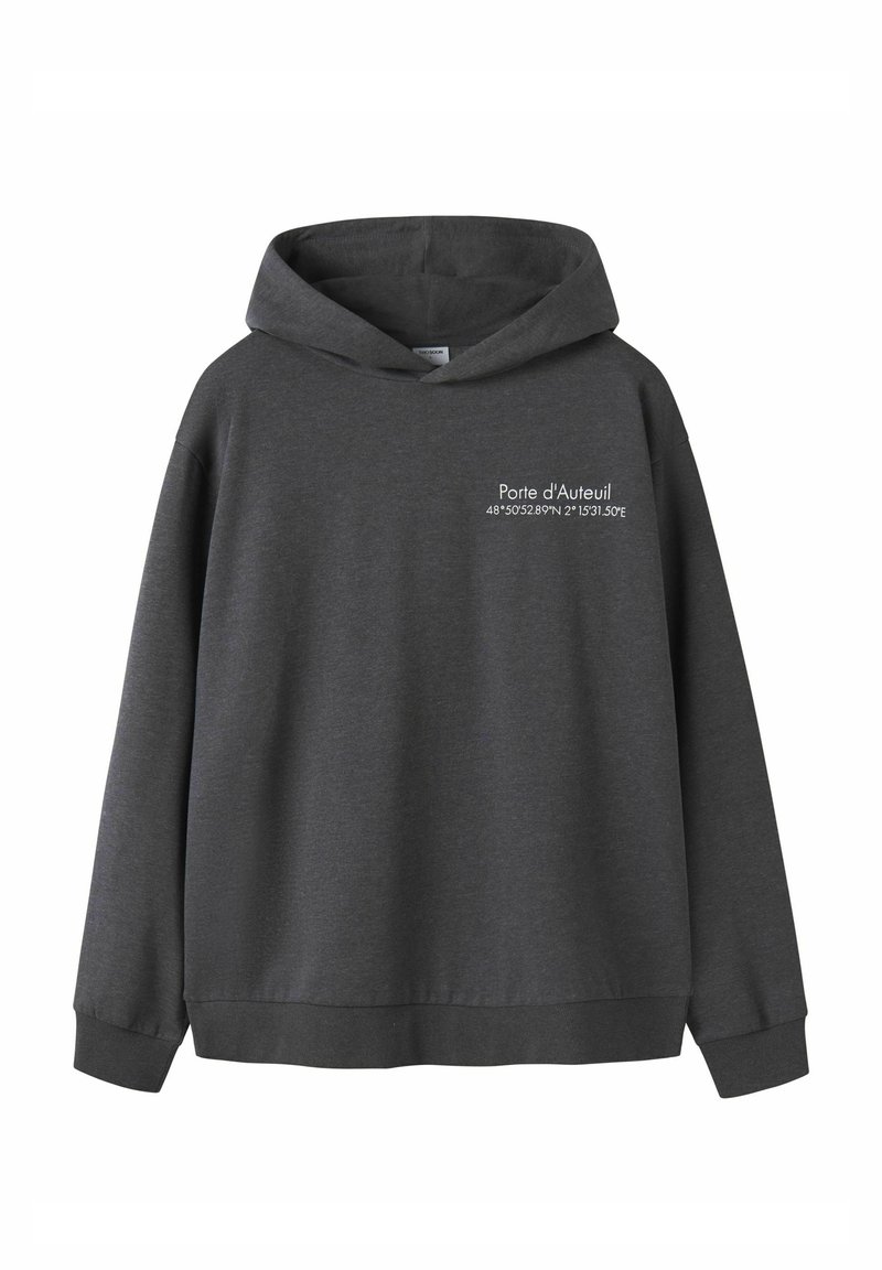 Grå hættetrøje med forreste lomme, med hvid tekst "Porte d'Auteuil" og koordinater. Fremstillet af et blødt, tekstureret stof.