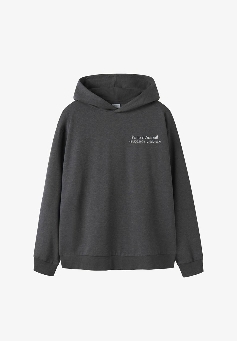 Grå hættetrøje med forreste lomme, med hvid tekst "Porte d'Auteuil" og koordinater. Fremstillet af et blødt, tekstureret stof.
