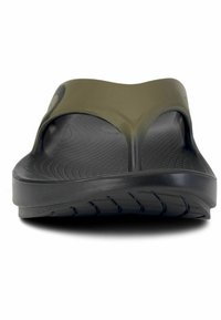 Olive rohelised sandaalid kahe laia rihmaga, tekstureeritud musta tallaga ja minimalistlik disain, siledat viimistlust ja avatud varvastega.