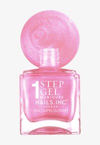 Roze gelnagellak in een heldere rechthoekige fles, met een ronde roze dop. Heeft tekst branding aan de voorkant. Inhoud: 14 mL.