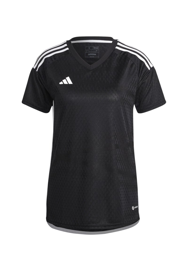 Czarna koszulka sportowa Adidas z białym wzorem trzech pasków na ramionach, krótkie rękawy, dekolt w serek oraz subtelny, teksturowany wzór na tkaninie.
